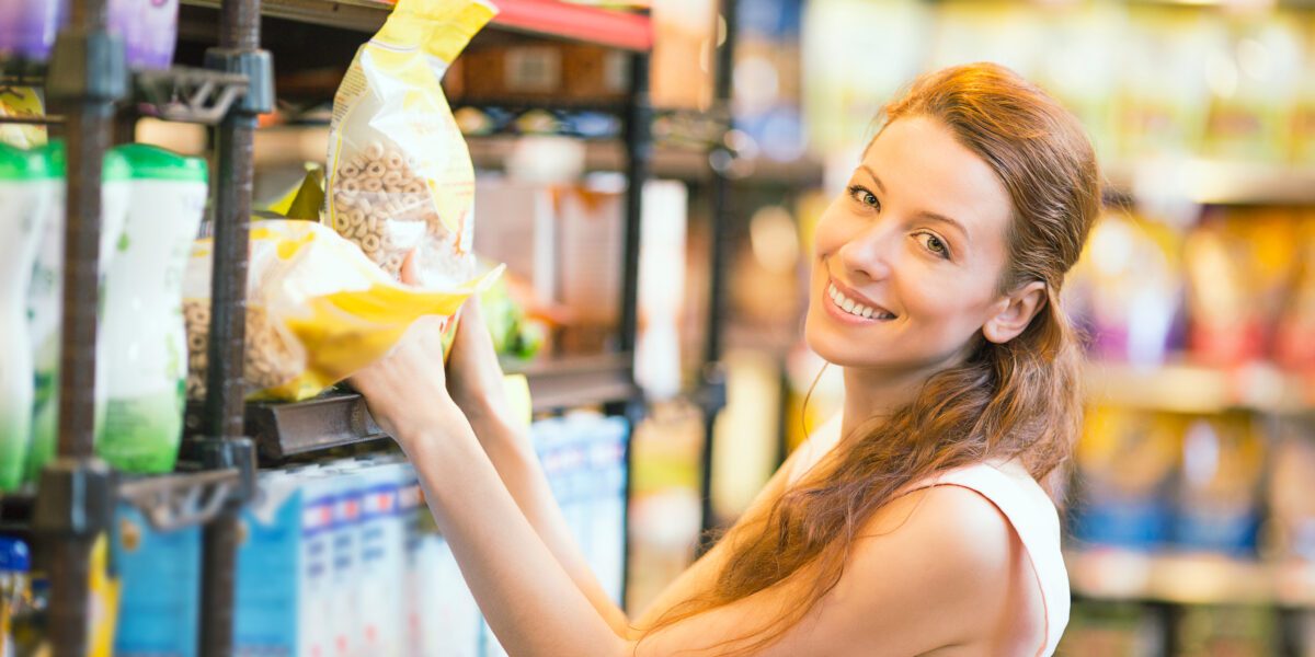 Vrouw supermarkt muesli