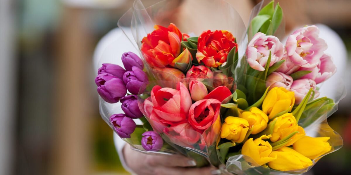 bloemenfolie vrouw met bos bloemen (bloem) ss 142786387