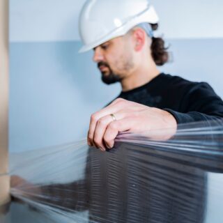 Man met stretchfolie