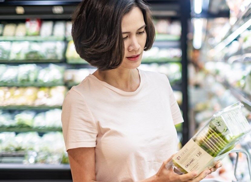 vrouw onderfolie groenteschap