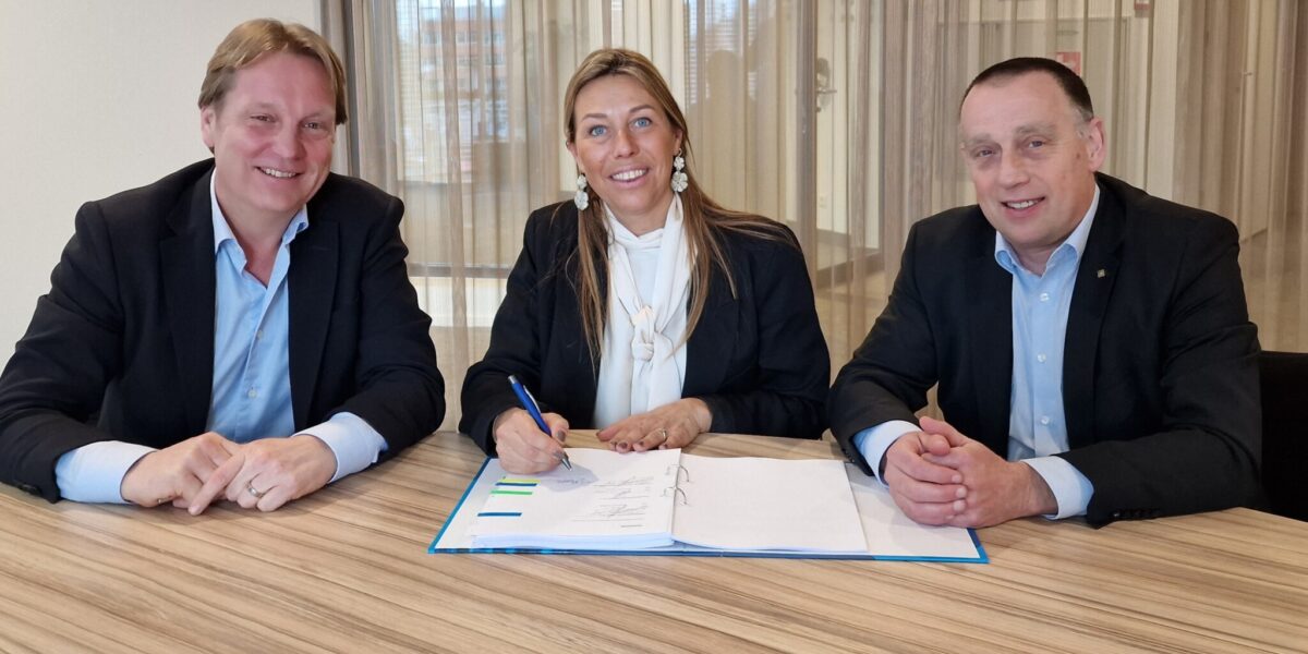Overname Adriaan Dekker OPACKGROUP