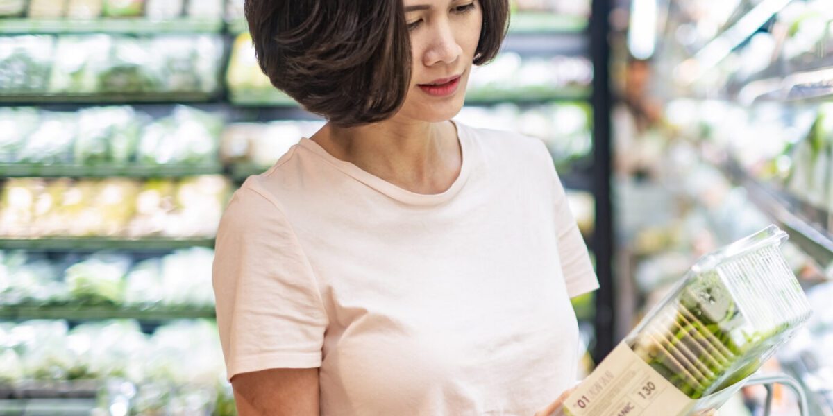 Young,Asian,Beautiful,Woman,Holding,Grocery,Basket,Walking,In,Supermarket.