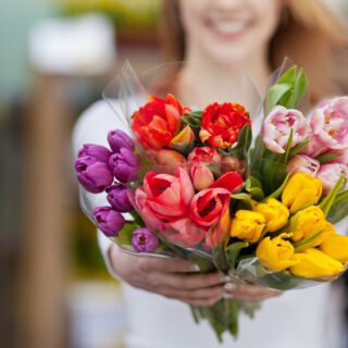 bloemenfolie vrouw met bos bloemen (bloem) ss 142786387