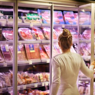 Vrouw supermarkt optilayer dieptrekfolie