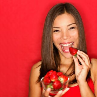 vrouw die aardbeien eet (food) ss 95760997
