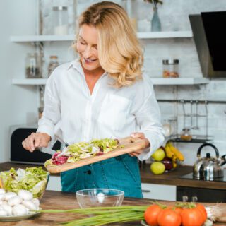 Vrouw maakt salade in keuken food