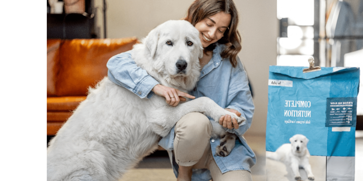 buis vrouw met hond diervoeding