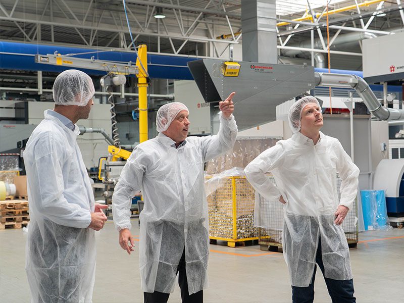 Joan hanegraaf ruben berkelmans bart bikkens bij oerlemans plastics giessen in productie