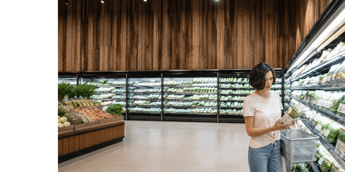 Vrouw die product in supermarkt bekijkt topseal uitgezoomed 2