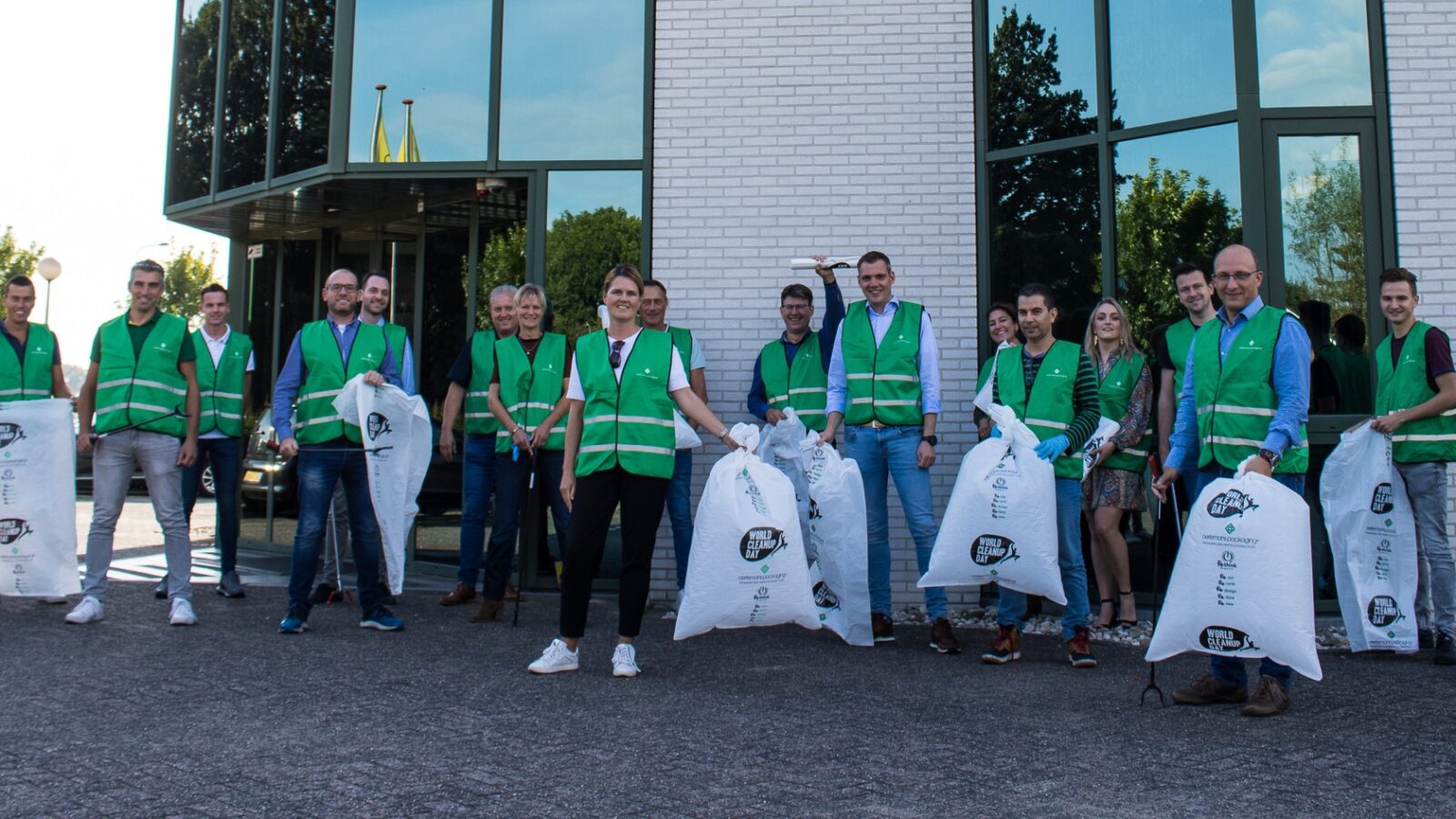 Teamfoto WorldCleanupDay Oerlemans Plastics 2021