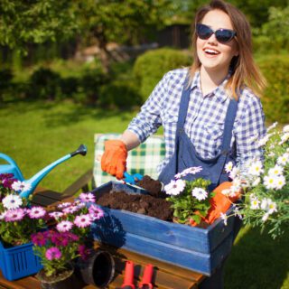 Vrouw aan het tuinieren circuflex potgrond (tuinbouw) ss 420623560