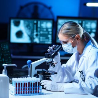 Vrouw die lab onderzoek doet anti bas zakken l (pharmaceutisch) ss 1687113799