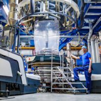 Plasthill productie Extrusiemachine met man onderaf