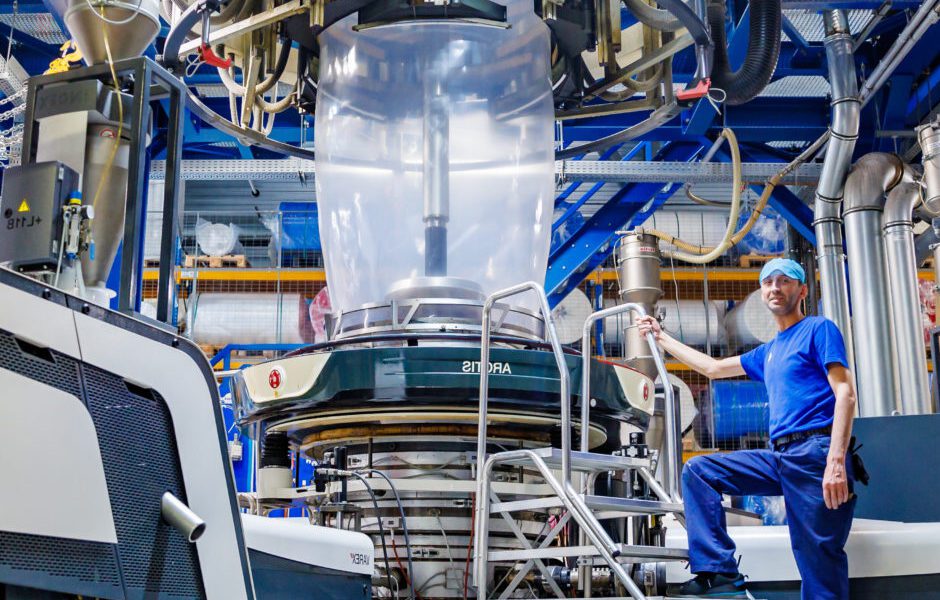 Plasthill productie Extrusiemachine met man onderaf