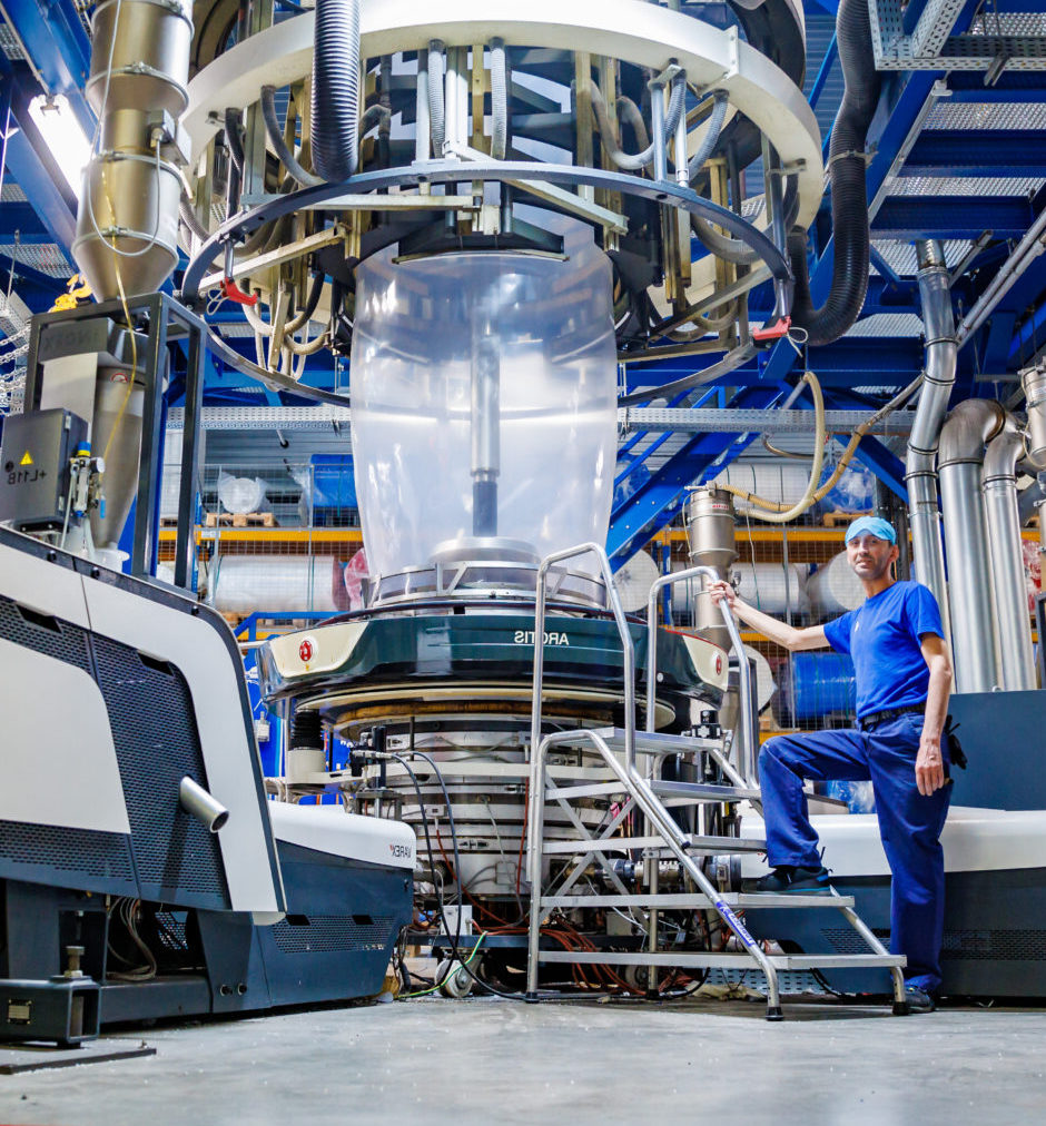 Plasthill productie Extrusiemachine met man onderaf